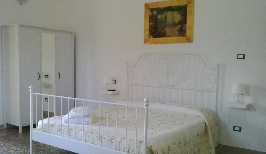 Отель La Casa Bianca Монополи Экстерьер фото